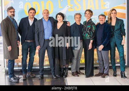 Brunori SAS, Massimo Venier, Aldo Baglio, Maria de Biase, Giovanni Storti, Carlotta Natoli, Giacomo Poretti, Lucia Mascino pendant le film de photocall 'Odio l'Estate' au cinéma Adriano à Rome, Italie, le 27 janvier 2020. (Photo de Mauro Fagiani/NurPhoto) Banque D'Images