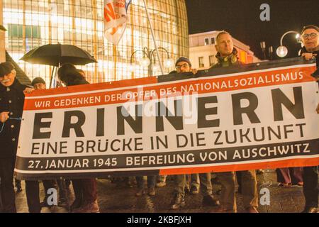 Les gens participent à la marche de ''''Erinnern - eine Brucke in die Zukunft'' pour la journée de la remise en cause de l'Holocauste le 27 janvier 2020 à Cologne, en Allemagne. (Photo de Ying Tang/NurPhoto) Banque D'Images