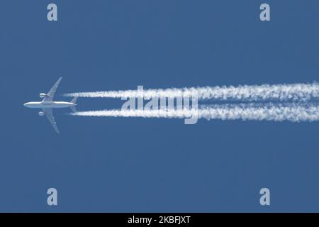 Pakistan International Airlines les avions commerciaux PIA Boeing 777 survolent dans le ciel bleu au-dessus de l'Europe à Brabant, pays-Bas, le 26 janvier 2020. Le survoler Boeing 777-200, B772 ou 777-2Q8ER avion long-courrier à corps large avec inscription AP-BMH et inscription PAKISTAN sur le ventre du fuselage vole à 36,000 pieds FL360 de Karachi KHI Pakistan à Londres Heathrow LHR, Royaume-Uni au-dessus des pays-Bas en hiver ciel bleu européen laissant des contrailles derrière, les gaz d'échappement du moteur de formation avec condensation de vapeur et d'eau en lignes blanches derrière en haute altitude. PIA est la voiture drapeau national Banque D'Images