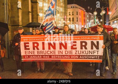 Les gens participent à la marche de ''''Erinnern - eine Brucke in die Zukunft'' pour la journée de la remise en cause de l'Holocauste le 27 janvier 2020 à Cologne, en Allemagne. (Photo de Ying Tang/NurPhoto) Banque D'Images