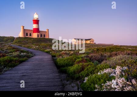 L'AGULHAS, WESTERN CAPE, AFRIQUE DU SUD - 23 AOÛT 2022 - vue en soirée du phare de Cape Agulhas, situé au point le plus au sud de l'Afrique Banque D'Images