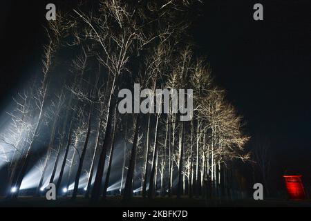 La tour de garde et les arbres se tiennent sur le terrain éclairé de l'ancien camp de concentration d'Auschwitz-Birkenau lors de la cérémonie officielle marquant le 75th anniversaire de la libération de l'ancien camp de concentration et d'extermination nazi-allemand Auschwitz II - Birkenau. Lundi, 27 janvier 2020, au camp de concentration d'Auschwitz II-Birkenau, Oswiecim, Pologne. (Photo par Artur Widak/NurPhoto) Banque D'Images