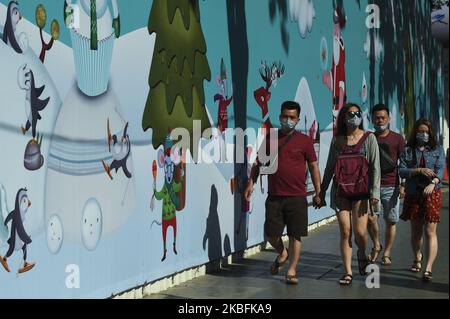 Les touristes chinois portent des masques protecteurs au Ratchaprasong à Bangkok, Thaïlande, 28 janvier 2020. Les autorités sanitaires thaïlandaises intensifient la surveillance et l'inspection du nouveau coronavirus semblable au SRAS après que le ministère de la Santé publique a confirmé quatorze cas dans le pays. Jusqu'à présent, le virus a tué au moins 106 personnes et en a infecté environ 4 599 autres, principalement en Chine. (Photo par Anusak Laowilas/NurPhoto) Banque D'Images