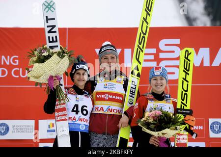 Maren Lundby(C) de Norvège célèbre sur le podium après avoir remporté la première place lors de la coupe du monde des femmes de saut à ski FIS à Rasnov, Roumanie, 26 janvier 2020. EVA Pinkelnig (L) remporte la deuxième place et Chiara Hoelzl termine la troisième place (photo par Alex Nicodim/NurPhoto) Banque D'Images