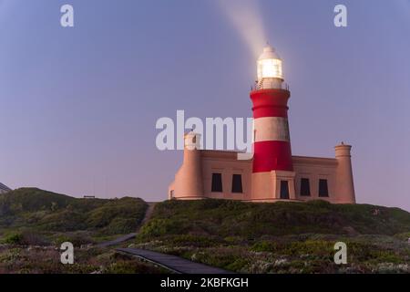 L'AGULHAS, WESTERN CAPE, AFRIQUE DU SUD - 23 AOÛT 2022 - vue en soirée du phare de Cape Agulhas, situé au point le plus au sud de l'Afrique Banque D'Images