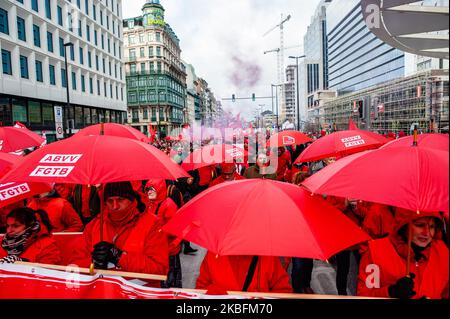 Les gens tiennent des parapluies rouges, lors de la manifestation nationale pour une meilleure sécurité sociale, à Bruxelles sur 28 janvier 2020. (Photo par Romy Arroyo Fernandez/NurPhoto) Banque D'Images