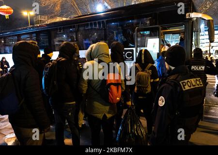 Les migrants attendent dans un bus pour être évacués par les forces de police tôt le matin à 28 janvier 2020, à Paris. Entre 900 et 1800 personnes vivaient dans cette région. (Photo de Jerome Gilles/NurPhoto) Banque D'Images