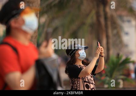 Les touristes asiatiques portant des masques protecteurs prennent des photos du coucher de soleil à Galleface Green, Colombo, Sri Lanka. 28 janvier 2020. Le premier cas confirmé de coronavirus au Sri Lanka a été signalé après qu'une femme chinoise, âgée de 43 ans, qui est arrivée récemment au Sri Lanka depuis la province de Hubei, en Chine, a été testée positive pour le nouveau coronavirus, a déclaré le Sri Lankan Health promotion Bureau le 27. Le gouvernement sri-lankais a suspendu les visas à l'arrivée pour les touristes chinois et tous les visiteurs autres que les passagers ont été interdits d'entrer dans les locaux de l'aéroport international de Bandaranaike sur 28. (Photo de Thharaka Banque D'Images