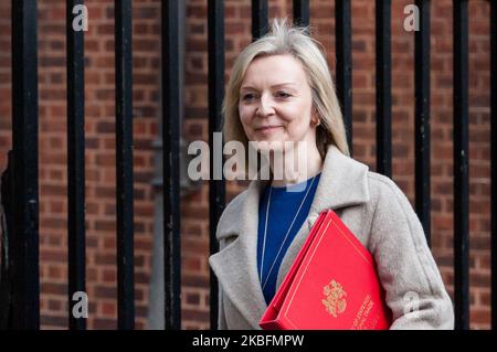 Secrétaire d'État au Commerce international et Président de la Chambre de commerce, Liz Truss, ministre des femmes et des égalités, quitte Downing Street après avoir assisté à la réunion du Conseil national de sécurité convoquée par le Premier ministre Boris Johnson pour finaliser la décision sur le rôle de la société chinoise de technologie Huawei dans la construction du réseau numérique britannique 5G le 28 janvier 2020 à Londres, en Angleterre. La décision est prise un jour avant la visite du secrétaire d'État américain Mike Pompeo au Royaume-Uni et en présence de la pression de l'administration de la Maison Blanche qui affirme que la technologie chinoise présente un risque sérieux pour la sécurité Banque D'Images