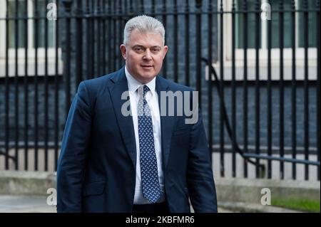 Le ministre d'État à la sécurité et adjoint à la sortie de l'UE et à la préparation des accords Brandon Lewis quitte Downing Street après avoir assisté à la réunion du Conseil national de sécurité convoquée par le Premier ministre Boris Johnson pour finaliser la décision sur le rôle de la société chinoise de technologie Huawei dans la construction du numérique britannique 5G Le réseau le 28 janvier 2020 à Londres, Angleterre. La décision est prise un jour avant la visite du secrétaire d'État américain Mike Pompeo au Royaume-Uni et en présence de la pression de l'administration de la Maison Blanche qui affirme que la technologie chinoise présente un risque sérieux pour la sécurité. (Photo de Wiktor Szymanowicz/N. Banque D'Images