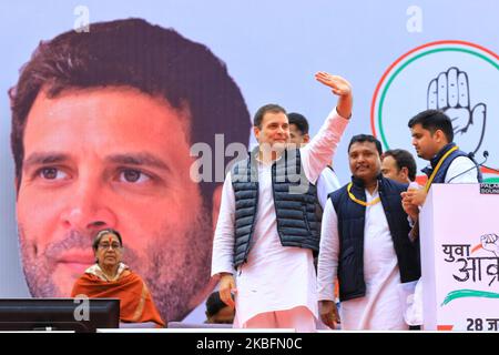 Jaipur : Rahul Gandhi, ancien président de l'UPA et chef du Congrès, fait des vagues lors du « Yuva Akrosh Rally » à Jaipur, Rajasthan, Inde, janvier 28,2020. (Photo de Vishal Bhatnagar/NurPhoto) Banque D'Images