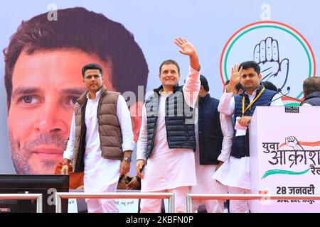 Jaipur : Rahul Gandhi, ancien président de l'UPA et chef du Congrès, fait des vagues lors du « Yuva Akrosh Rally » à Jaipur, Rajasthan, Inde, janvier 28,2020. (Photo de Vishal Bhatnagar/NurPhoto) Banque D'Images