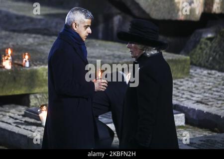 Le maire de Londres, Sadiq Khan, et Camilla, duchesse de Cornouailles, ont posé des bougies au Mémorial d'Auschwitz pendant le 75th anniversaire de la libération du camp de concentration et d'extermination d'Auschwitz-Birkenau de KL. Sur 27 janvier 2020 à Oswiecim, Pologne. (Photo de Beata Zawrzel/NurPhoto) Banque D'Images