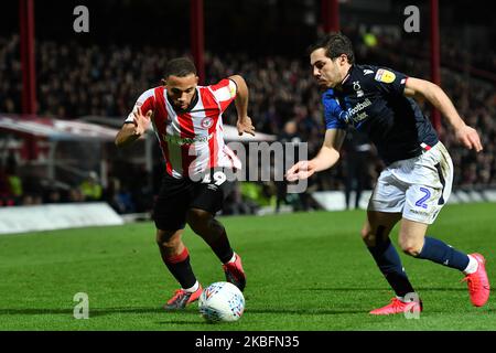 Bryan Mbeumo de Brentford vies Yuri Ribeiro de la forêt de Nottingham pendant le match de championnat de pari de ciel entre Brentford et la forêt de Nottingham au parc Griffin sur 28 janvier 2020 à Brentford, en Angleterre. (Photo par MI News/NurPhoto) Banque D'Images