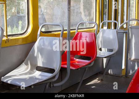 trois sièges vides dans un ancien tram à la fenêtre Banque D'Images