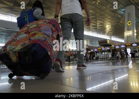Activités pour les passagers à l'aéroport international Soekarno-Hatta, dans la ville de Tangerang, province de Banten, mercredi, à 29 janvier 2020. L'Indonésie a officiellement émis un avertissement à l'attention des voyageurs en Chine, en particulier Wuhan, Hubei, alors que le nombre de décès dus au virus Corona augmente. (Photo par Aditya Irawan/NurPhoto) Banque D'Images