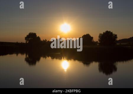 paysage pittoresque étang coucher de soleil dans la soirée Banque D'Images