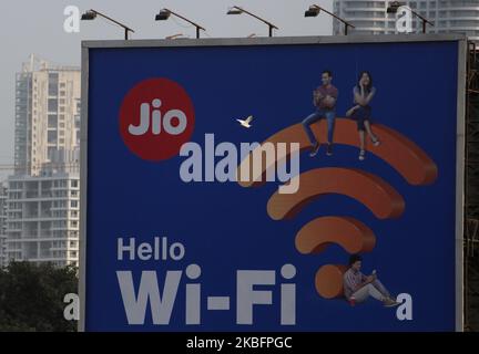 Le 29 janvier 2020, un oiseau survole un panneau publicitaire pour Reliance Jio Infocomm Ltd à Mumbai, en Inde. (Photo par Himanshu Bhatt/NurPhoto) Banque D'Images