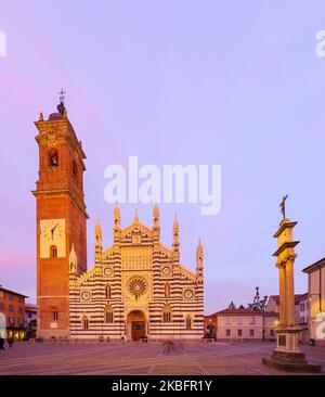 Coucher de soleil sur la cathédrale (Duomo, Basilique de San Giovanni Battista), à Monza, Lombardie, Italie du Nord Banque D'Images