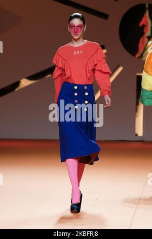 Un modèle marche sur la piste du défilé de mode Agatha Ruiz de la Prada pendant la semaine de mode Mercedes Benz Madrid automne/hiver 2020-21 sur 29 janvier 2020 à Madrid, Espagne (photo par Oscar Gonzalez/NurPhoto) Banque D'Images