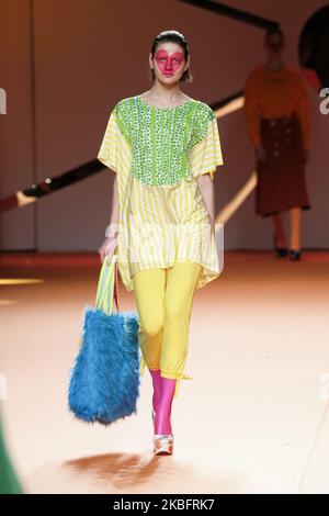 Un modèle marche sur la piste du défilé de mode Agatha Ruiz de la Prada pendant la semaine de mode Mercedes Benz Madrid automne/hiver 2020-21 sur 29 janvier 2020 à Madrid, Espagne (photo par Oscar Gonzalez/NurPhoto) Banque D'Images