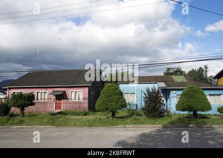 Maisons typiques à Puerto Aisen (Aysen), Patagonie, Chili le 17 décembre 2017. Puerto Aisén est une petite ville chilienne située dans la région Aysen del General Carlos Ibanez del Campo, à 4 kilomètres au-dessus du sommet du fjord d'Aisen, à l'extrême sud du pays. La principale attraction touristique accessible depuis Puerto Aisen est le lagon San Rafael avec ses magnifiques icebergs. (Photo de Krystof Kriz/NurPhoto) Banque D'Images