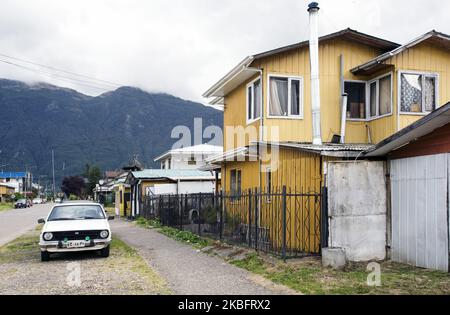 Maisons typiques à Puerto Aisen (Aysen), Patagonie, Chili le 17 décembre 2017. Puerto Aisén est une petite ville chilienne située dans la région Aysen del General Carlos Ibanez del Campo, à 4 kilomètres au-dessus du sommet du fjord d'Aisen, à l'extrême sud du pays. La principale attraction touristique accessible depuis Puerto Aisen est le lagon San Rafael avec ses magnifiques icebergs. (Photo de Krystof Kriz/NurPhoto) Banque D'Images