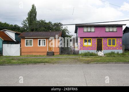 Maisons typiques à Puerto Aisen (Aysen), Patagonie, Chili le 17 décembre 2017. Puerto Aisén est une petite ville chilienne située dans la région Aysen del General Carlos Ibanez del Campo, à 4 kilomètres au-dessus du sommet du fjord d'Aisen, à l'extrême sud du pays. La principale attraction touristique accessible depuis Puerto Aisen est le lagon San Rafael avec ses magnifiques icebergs. (Photo de Krystof Kriz/NurPhoto) Banque D'Images