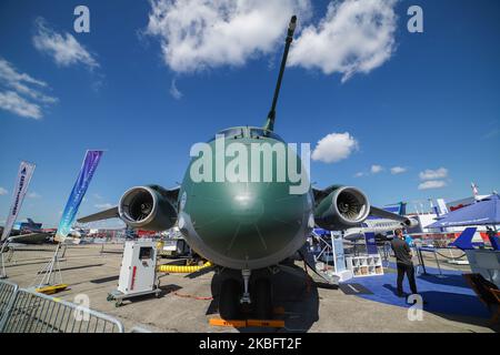 L'Embraer KC-390 de l'armée de l'air brésilienne rebaptisé après Boeing et Embraer Deal en tant que C-390 Millennium, l'avion de transport de taille moyenne fabriqué au Brésil tel qu'il a été vu au salon de l'aviation de Paris le Bourget en France sur 21 juin 2019 en 53rd. Il est fabriqué par Embraer Defense and Security, un fabricant brésilien d'aérospatial, avec son premier vol sur 3 février 2019. L'avion militaire polyvalent pour le fret, l'aéroravitaillement et les troupes peut transporter 26 tonnes dans son fuselage et les 2x moteurs IAE V2500. L'immatriculation de l'avion est PT-ZNX et appartient à la flotte de Força Aérea Brasileira. Brésil et l'Armée de l'air portugaise du Portugal Banque D'Images