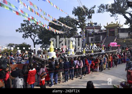 La doublure des dévotés népalais arrive pour offrir la prière rituelle dans le temple de Saraswati pendant le festival Basant Pancami ou Shree Pancami célébré à Katmandou, Népal jeudi, 30 janvier 2020. (Photo de Narayan Maharajan/NurPhoto) Banque D'Images