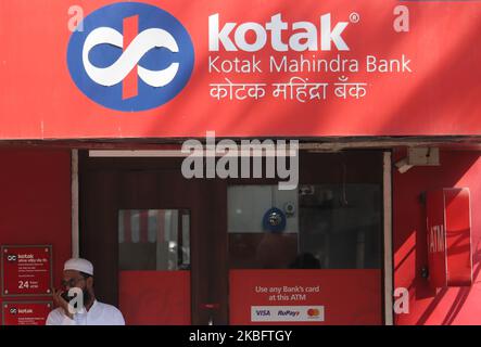 Un homme parle sur un téléphone portable et sort d'un guichet automatique de la banque Kotak Mahindra à Mumbai, Inde, le 30 janvier 2019. (Photo par Himanshu Bhatt/NurPhoto) Banque D'Images