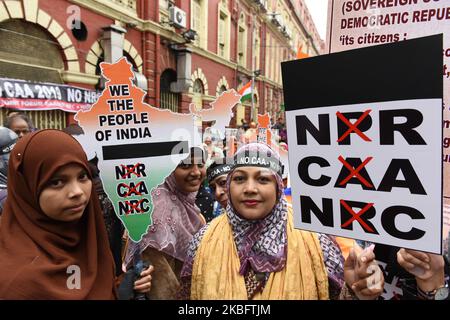 Pour commémorer l'anniversaire de la mort du Mahatma Gandhi 30th janvier une marche anti CAA, NRC et NPR a été organisée par le Forum conjoint contre le NRC de Chaplin Square à la statue de Gandhi dans Kolkata, Inde, le 30th janvier 2020. (Photo de Sukhomoy Sen/NurPhoto) Banque D'Images