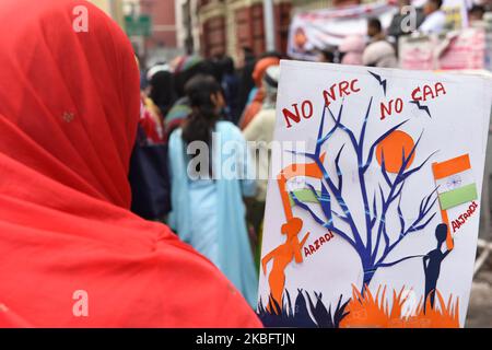 Pour commémorer l'anniversaire de la mort du Mahatma Gandhi 30th janvier une marche anti CAA, NRC et NPR a été organisée par le Forum conjoint contre le NRC de Chaplin Square à la statue de Gandhi dans Kolkata, Inde, le 30th janvier 2020. (Photo de Sukhomoy Sen/NurPhoto) Banque D'Images