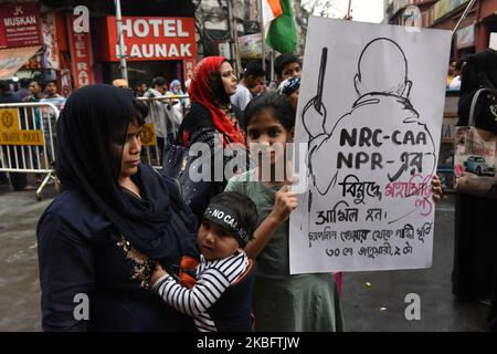 Pour commémorer l'anniversaire de la mort du Mahatma Gandhi 30th janvier une marche anti CAA, NRC et NPR a été organisée par le Forum conjoint contre le NRC de Chaplin Square à la statue de Gandhi dans Kolkata, Inde, le 30th janvier 2020. (Photo de Sukhomoy Sen/NurPhoto) Banque D'Images