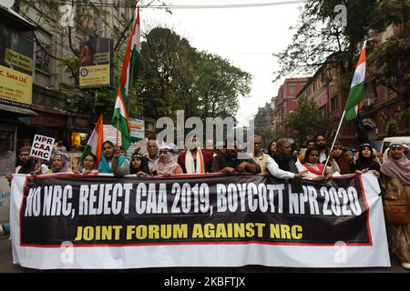 Pour commémorer l'anniversaire de la mort du Mahatma Gandhi 30th janvier une marche anti CAA, NRC et NPR a été organisée par le Forum conjoint contre le NRC de Chaplin Square à la statue de Gandhi dans Kolkata, Inde, le 30th janvier 2020. (Photo de Sukhomoy Sen/NurPhoto) Banque D'Images