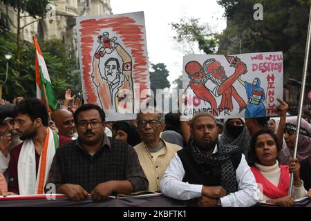 Pour commémorer l'anniversaire de la mort du Mahatma Gandhi 30th janvier une marche anti CAA, NRC et NPR a été organisée par le Forum conjoint contre le NRC de Chaplin Square à la statue de Gandhi dans Kolkata, Inde, le 30th janvier 2020. (Photo de Sukhomoy Sen/NurPhoto) Banque D'Images