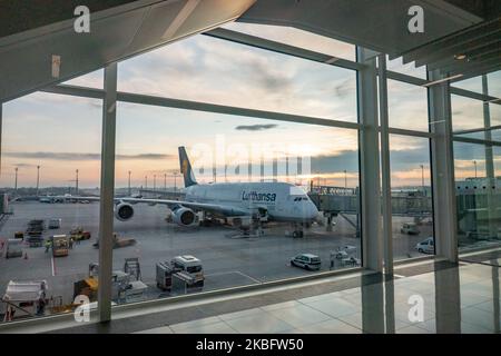 Un avion Airbus A380 à impériale avec enregistrement D-AIME et le nom Johannesburg AS semblent amarrés au terminal de l'aéroport de Munich pour un vol long courrier. Début de matinée, circulation des avions Lufthansa dont le logo est visible sur le tarmac et ancré via un pont à jet ou un pont aérien au terminal de l'aéroport international MUC EDDM de Munich en Bavière, Allemagne, Flughafen München en allemand. Deutsche Lufthansa DLH LH est le transporteur aérien et la plus grande compagnie aérienne d'Allemagne utilisant Munich comme l'un de leurs deux concentrateurs. Lufthansa est membre de l'alliance aérienne de Star Alliance. 26 janvier 2020 (réf Banque D'Images