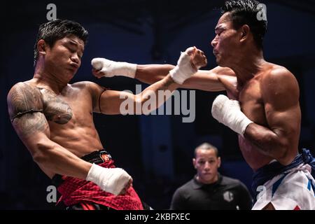 EM Sothy, du Cambodge (R), poinçons hein Tun Aung, du Myanmar (L) dans leur combat léger lors du Championnat du monde de léthwei à Yangon, au Myanmar, sur 31 janvier 2020. (Photo de Shwe Paw Mya Tin/NurPhoto) Banque D'Images