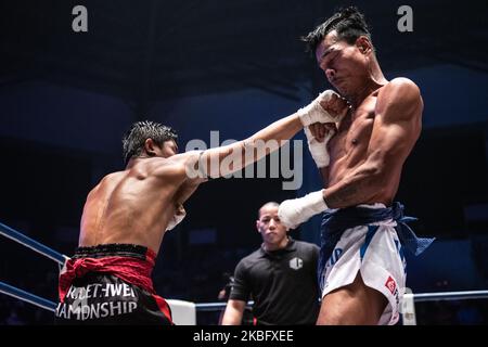 Hein Tun Aung, du Myanmar (L), a lancé un combat léger contre EM Sothy, du Cambodge (R), lors du Championnat du monde de léthwei à Yangon, au Myanmar, sur 31 janvier 2020. (Photo de Shwe Paw Mya Tin/NurPhoto) Banque D'Images