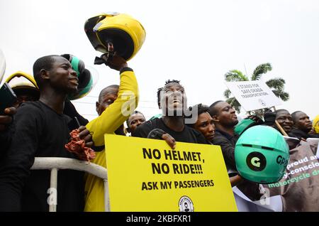 Les manifestants tiennent une bannière en lisant ''NO HELMENT NO RIDE!!! DEMANDEZ À MES PASSANGERS de s'adresser à des Riders sur la plate-forme des services de grêle d'Opay et de Gokada, vendredi, pour protester contre l'interdiction annoncée par le gouvernement de l'État de Lagos sur la moto et le tricycle prenant effet depuis 1 février, sur 31 janvier 2020. (Photo par Olukayode Jaiyeola/NurPhoto) Banque D'Images