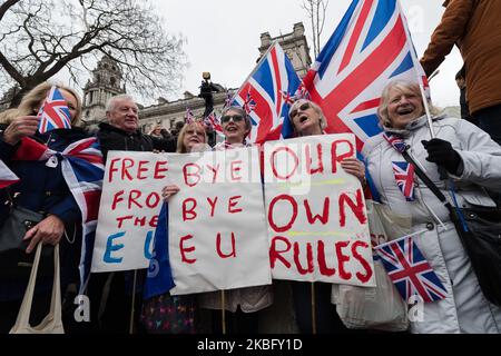 Les partisans du Brexit se réunissent sur la place du Parlement pour célébrer le jour du Brexit le 31 janvier 2020 à Londres, en Angleterre. Aujourd'hui, la Grande-Bretagne quitte officiellement l'Union européenne à 11 heures après 47 ans d'adhésion et entre dans une période de transition de 11 mois au cours de laquelle le futur accord commercial sera négocié. (Photo de Wiktor Szymanowicz/NurPhoto) Banque D'Images