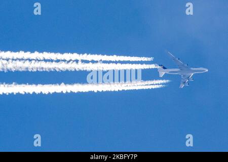 L'avion commercial Lufthansa Boeing 747 survole les gaz d'échappement des moteurs qui se contrefont en haute altitude dans le ciel bleu. Le célèbre avion à impériale Jumbo Jet, surnommé Queen of the Skies, survole les pays-Bas à 34,000 pieds le 29 janvier 2020, car il effectue un vol transatlantique depuis l'aéroport FRA de Francfort en Allemagne vers Toronto, YYZ, Canada, vol LH470 / DLH470. L'avion survolant est un Boeing 747-430, B744 avec enregistrement D-ABVX et vitesse 726km/h ou 392 kts (nœuds). Lufthansa est le porte-drapeau allemand et membre de Star Alliance. (Photo de Nicolas Economou/NurPhoto) Banque D'Images