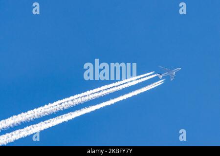 L'avion commercial Lufthansa Boeing 747 survole les gaz d'échappement des moteurs qui se contrefont en haute altitude dans le ciel bleu. Le célèbre avion à impériale Jumbo Jet, surnommé Queen of the Skies, survole les pays-Bas à 34,000 pieds le 29 janvier 2020, car il effectue un vol transatlantique depuis l'aéroport FRA de Francfort en Allemagne vers Toronto, YYZ, Canada, vol LH470 / DLH470. L'avion survolant est un Boeing 747-430, B744 avec enregistrement D-ABVX et vitesse 726km/h ou 392 kts (nœuds). Lufthansa est le porte-drapeau allemand et membre de Star Alliance. (Photo de Nicolas Economou/NurPhoto) Banque D'Images