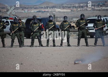 Les agents de la patrouille frontalière des États-Unis mènent un exercice d'entraînement dans la région d'Anapra, devant le mur qui sépare le parc Sunland, au Nouveau-Mexique, aux États-Unis, du Mexique, comme vu de Ciudad Juarez, dans l'État de Chihuahua, sur 31 janvier 2020. (Photo de David Peinado/NurPhoto) Banque D'Images