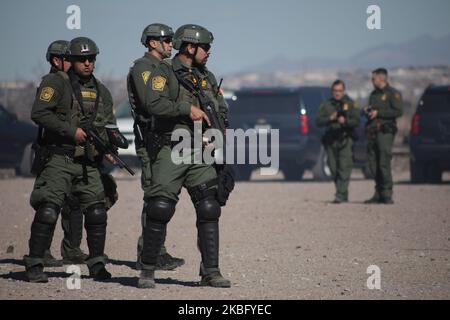 Les agents de la patrouille frontalière des États-Unis mènent un exercice d'entraînement dans la région d'Anapra, devant le mur qui sépare le parc Sunland, au Nouveau-Mexique, aux États-Unis, du Mexique, comme vu de Ciudad Juarez, dans l'État de Chihuahua, sur 31 janvier 2020. (Photo de David Peinado/NurPhoto) Banque D'Images