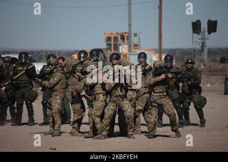 Les agents de la patrouille frontalière des États-Unis mènent un exercice d'entraînement dans la région d'Anapra, devant le mur qui sépare le parc Sunland, au Nouveau-Mexique, aux États-Unis, du Mexique, comme vu de Ciudad Juarez, dans l'État de Chihuahua, sur 31 janvier 2020. (Photo de David Peinado/NurPhoto) Banque D'Images