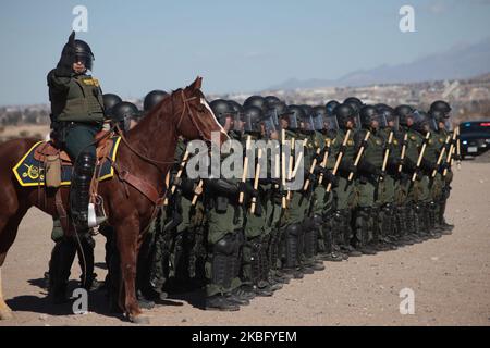 Les agents de la patrouille frontalière des États-Unis mènent un exercice d'entraînement dans la région d'Anapra, devant le mur qui sépare le parc Sunland, au Nouveau-Mexique, aux États-Unis, du Mexique, comme vu de Ciudad Juarez, dans l'État de Chihuahua, sur 31 janvier 2020. (Photo de David Peinado/NurPhoto) Banque D'Images