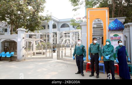 Au total, 316 citoyens bangladais ont été ramenés de Wuhan, l'épicentre de la nouvelle épidémie de coronavirus, le 1st février 2020, et sept d'entre eux ont été envoyés à l'hôpital général de Kurmitola. Mokabbir Hossain, directeur général de la compagnie aérienne Biran Bangladesh, a déclaré que 316 Bangladais, dont trois enfants en bas âge, sont arrivés à Dhaka depuis Wuhan dans la matinée. (Photo de Sony Ramany/NurPhoto) Banque D'Images