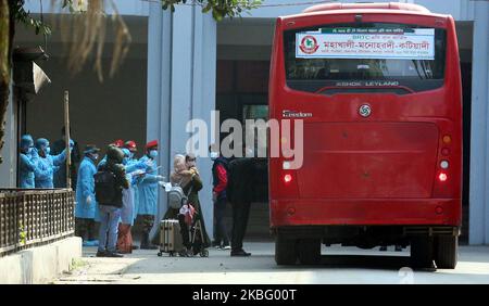 Au total, 316 citoyens bangladais ont été ramenés de Wuhan, l'épicentre de la nouvelle épidémie de coronavirus, le 1st février 2020, et sept d'entre eux ont été envoyés à l'hôpital général de Kurmitola. Mokabbir Hossain, directeur général de la compagnie aérienne Biran Bangladesh, a déclaré que 316 Bangladais, dont trois enfants en bas âge, sont arrivés à Dhaka depuis Wuhan dans la matinée. (Photo de Sony Ramany/NurPhoto) Banque D'Images