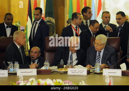 Le président palestinien Mahmoud Abbas (C) assiste à la réunion des ministres des Affaires étrangères de la Ligue arabe sur le plan de paix du président américain au Moyen-Orient, au Caire, en Égypte, du 01 au 24 février 2020. Selon certains rapports, Abbas a annoncé, lors d’une réunion d’urgence, la suspension de toutes les relations avec les Etats-Unis. (Photo de Mohamed Mostafa/NurPhoto) Banque D'Images